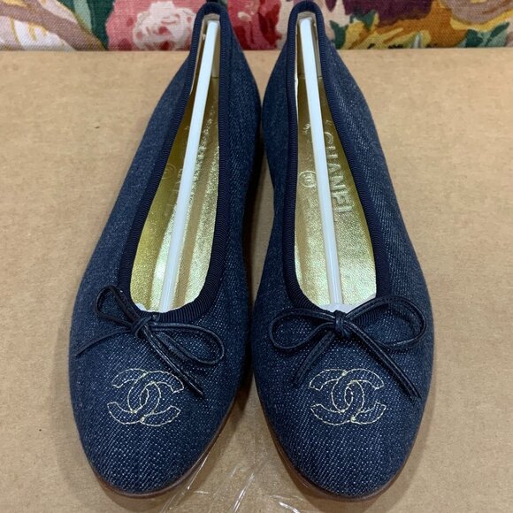 CHANEL Dark Wash Denim Flats Spring 2006 - Picture 1 of 7